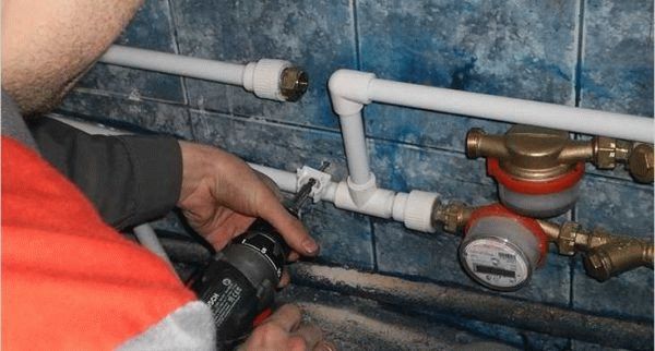 Если водопроводные трубы находятся в хорошем состоянии, профессиональная установка счетчика воды займет около двух часов.