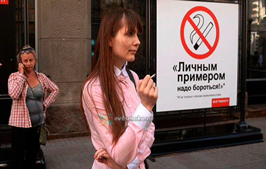 Фотография - Девушка курит на дороге