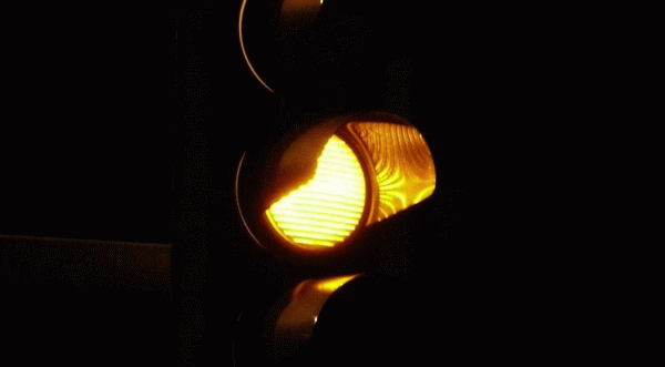 Пересечение перекрестка на желтый свет.